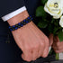 Zweireihiges Lapis Lazuli & Lavastein Armband am Handgelenk mit Geschenk und weißen Rosen – stilvolles Uniqal Geschenk für besondere Anlässe